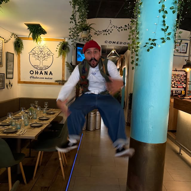 Jairo saltando junto a la columna turquesa de Ohana