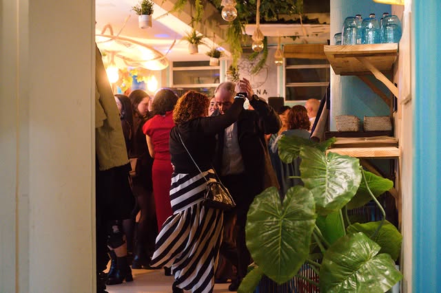Interior de Ohana de noche